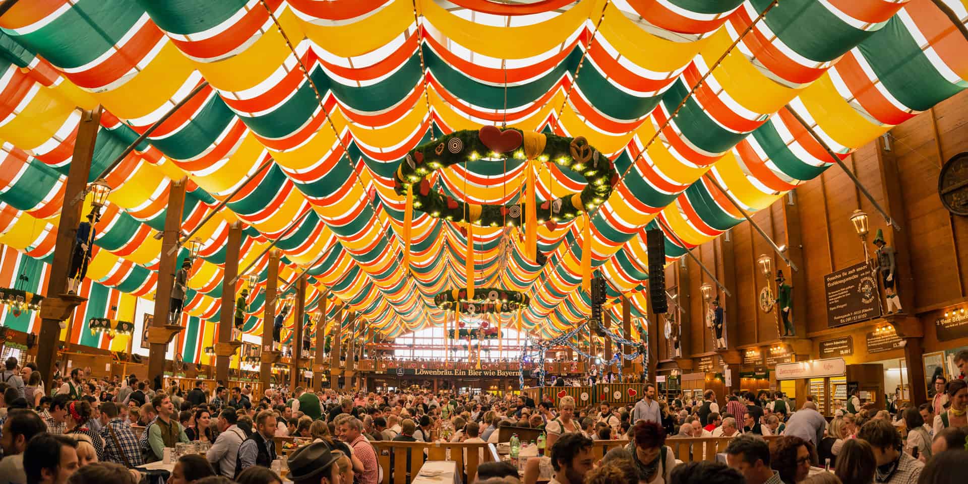 Blick in ein Oktoberfest-Festzelt
