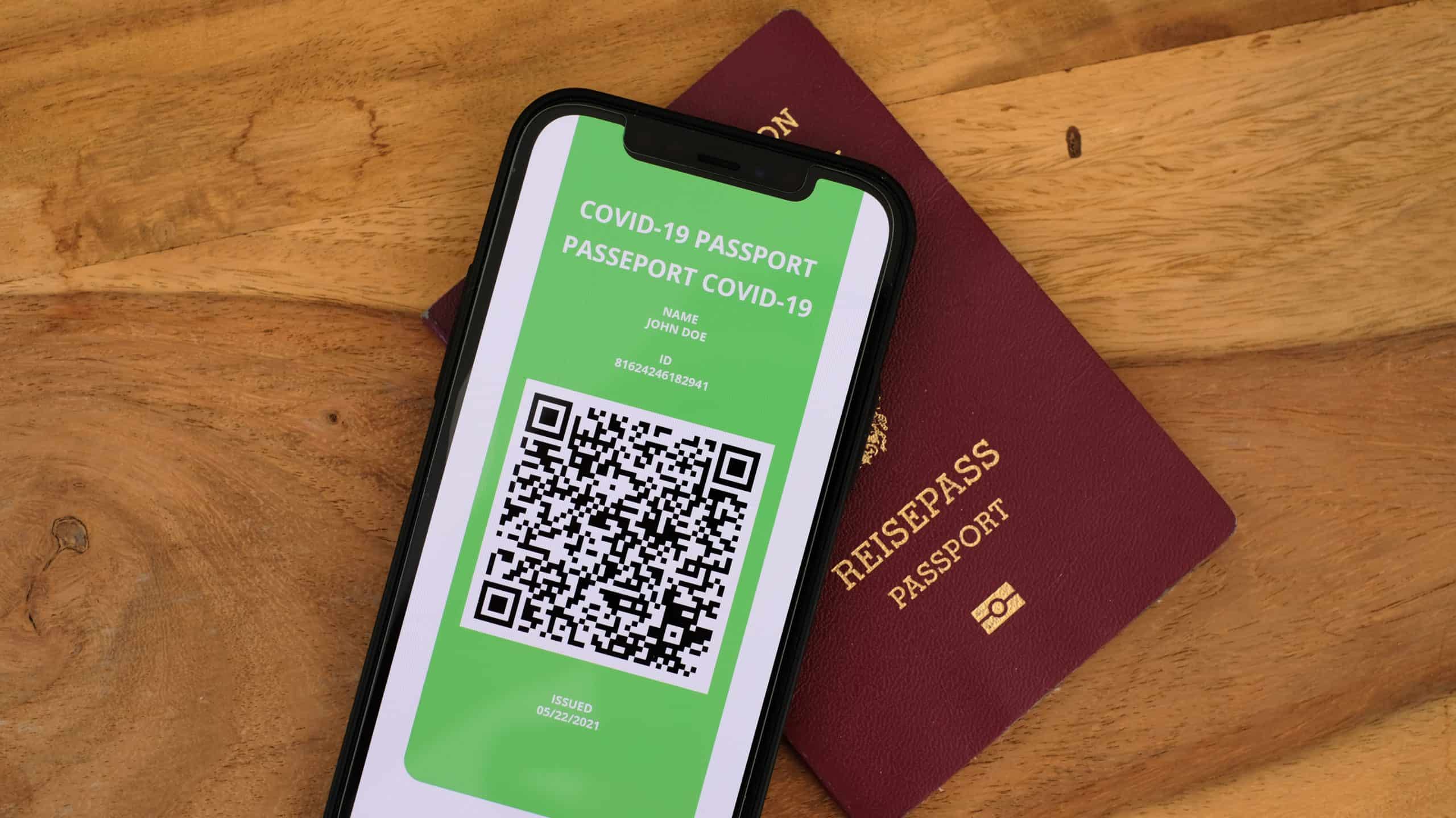 QR-Code am Handy, der als Reisefreigabe dient