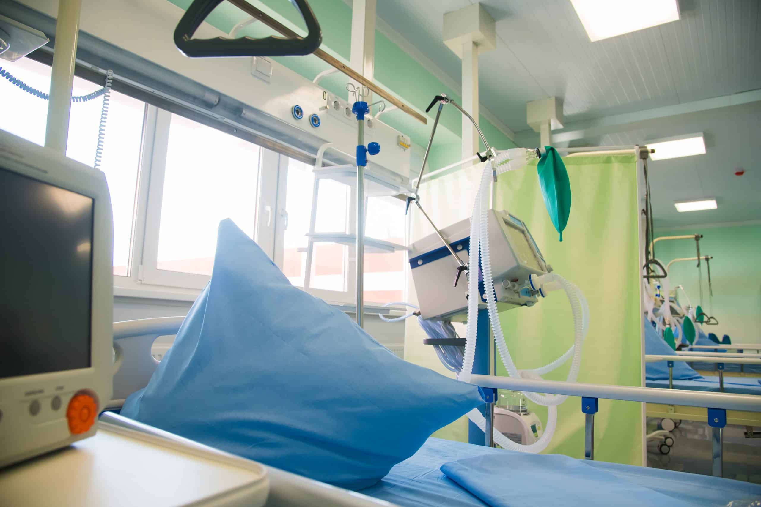Bett in Krankenhaus-Intensivstation
