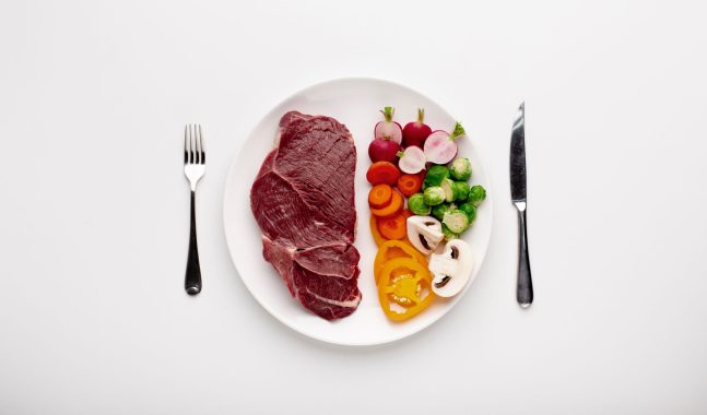 shutterstock_1622063443_fleisch-gemuese-scaled-e1657636728144