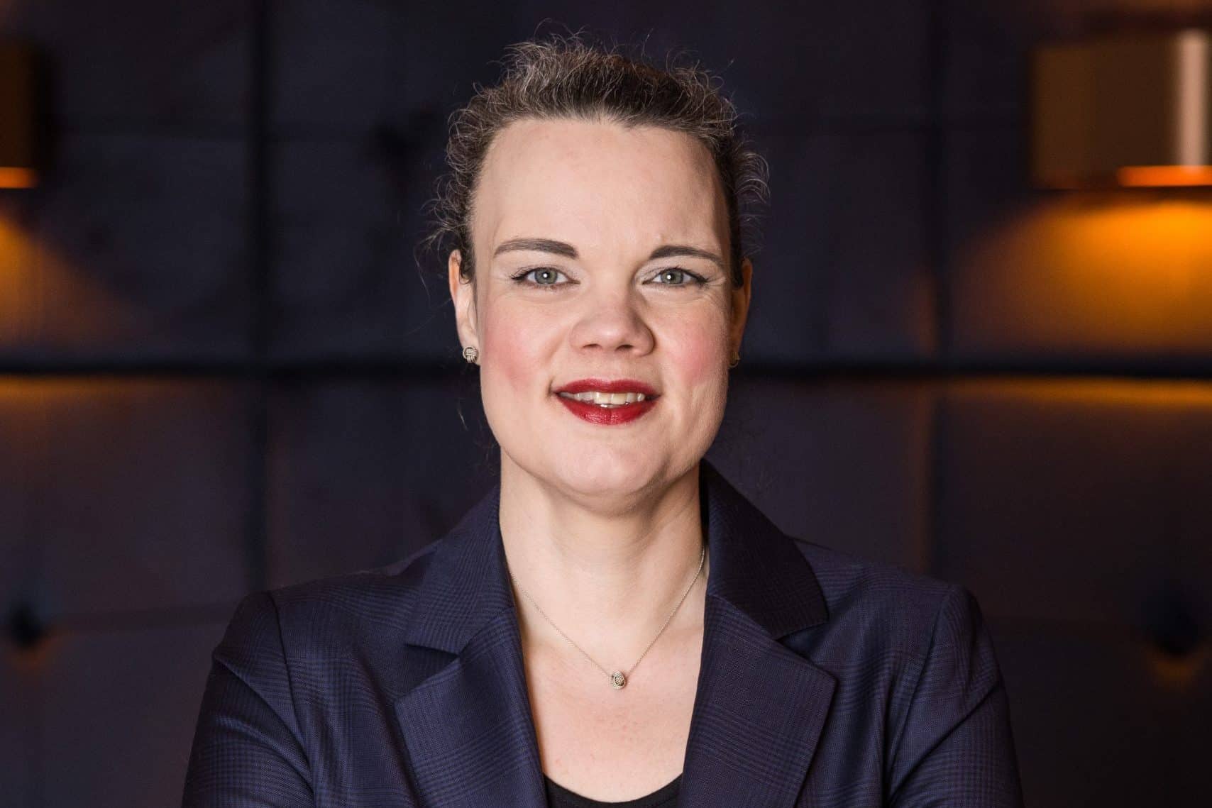 Katharina-Bambach_HERITAGE-Berlin_Restaurantleiterin-42-scaled-e1674488327806