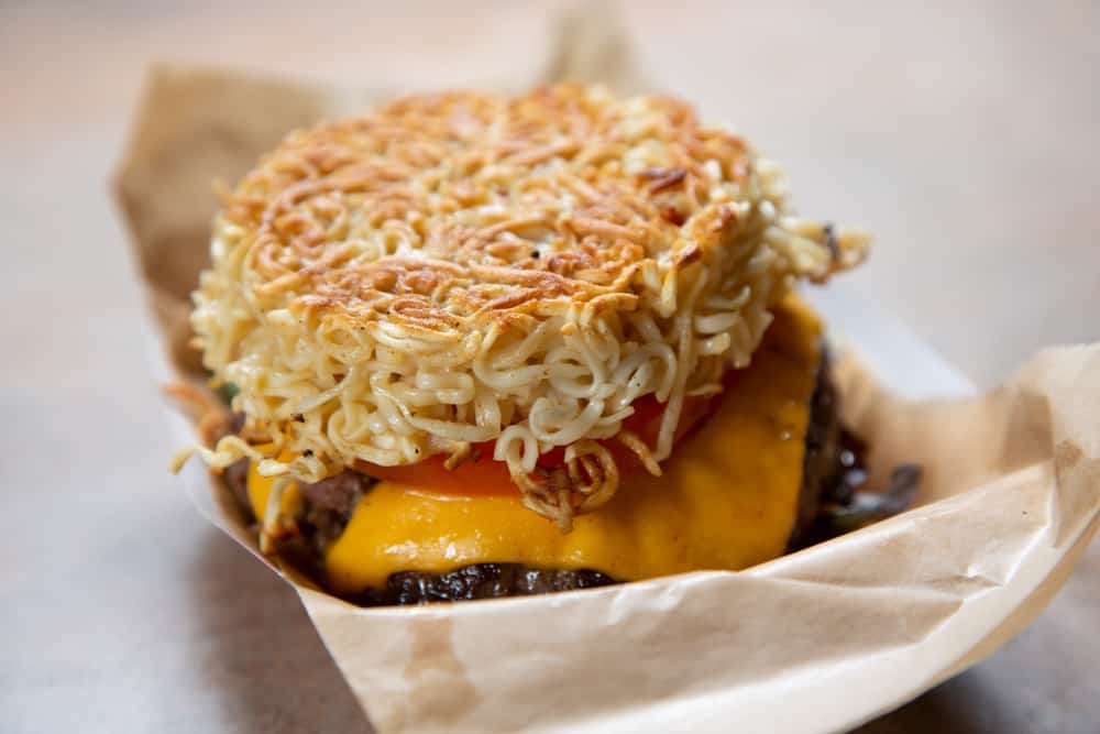 shutterstock_2186092579_ramen-burger