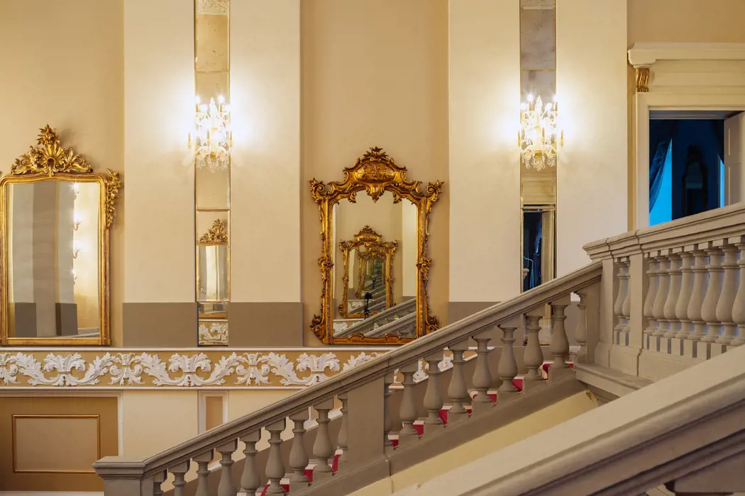 passalacqua-luxury-hotel-lake-como-00-main-staircase-lights-1