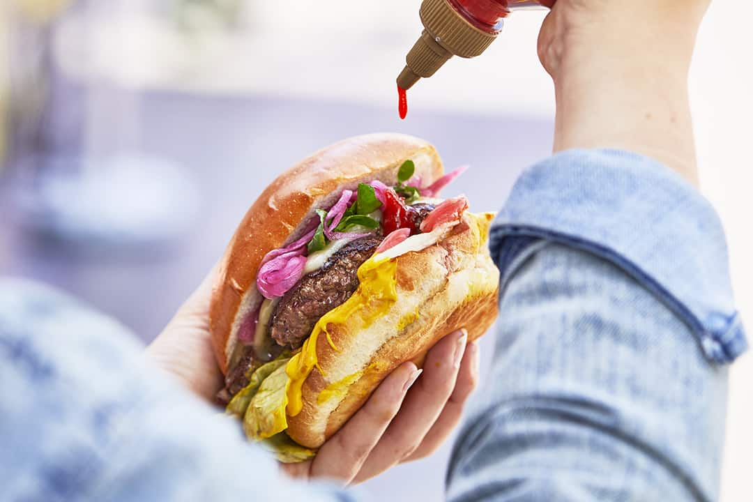TABASCOSrirachaSauce_Burger_1080x720