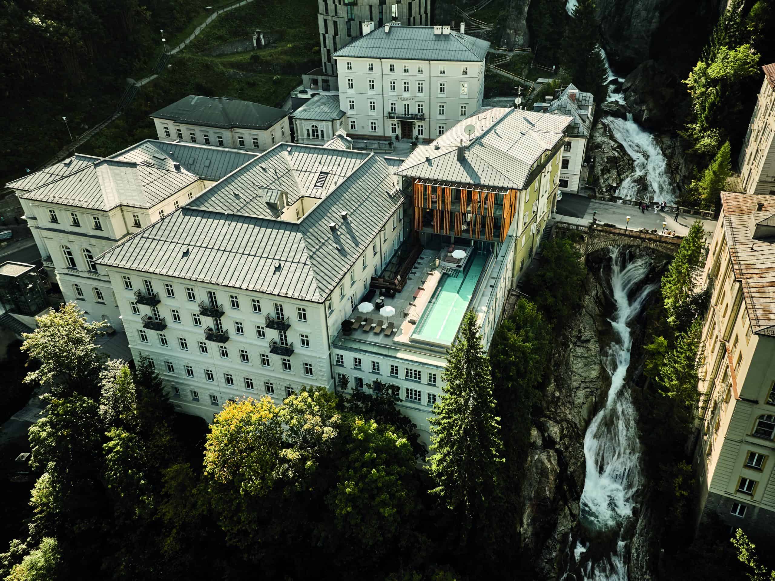 haus-hausansicht-aussenansicht-rückseite-ensemble-kirche-vogelperspektive-drohne-umgebung-wasserfall-straubinger-bad-gastein-scaled