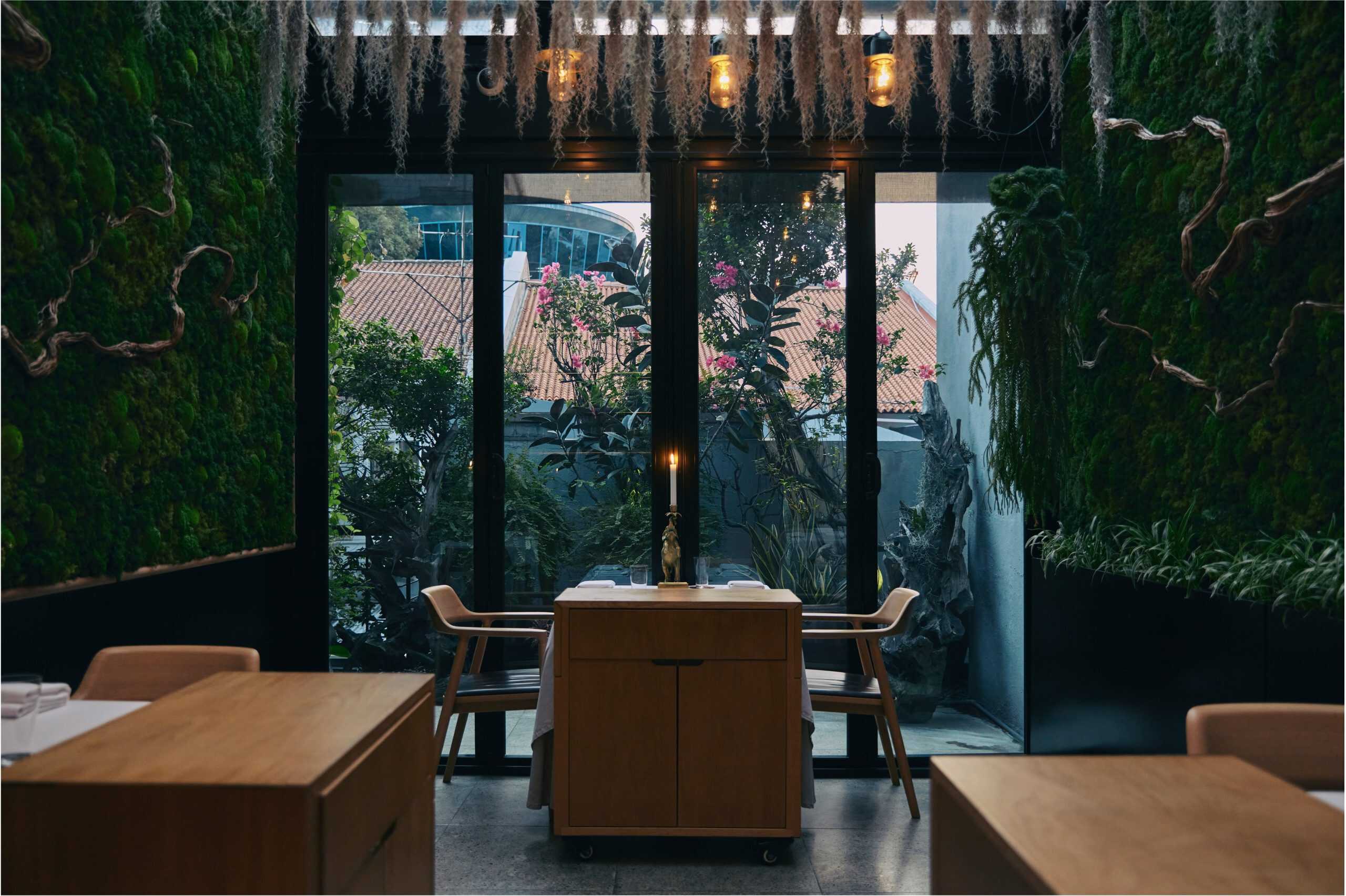 Restaurant-scaled
