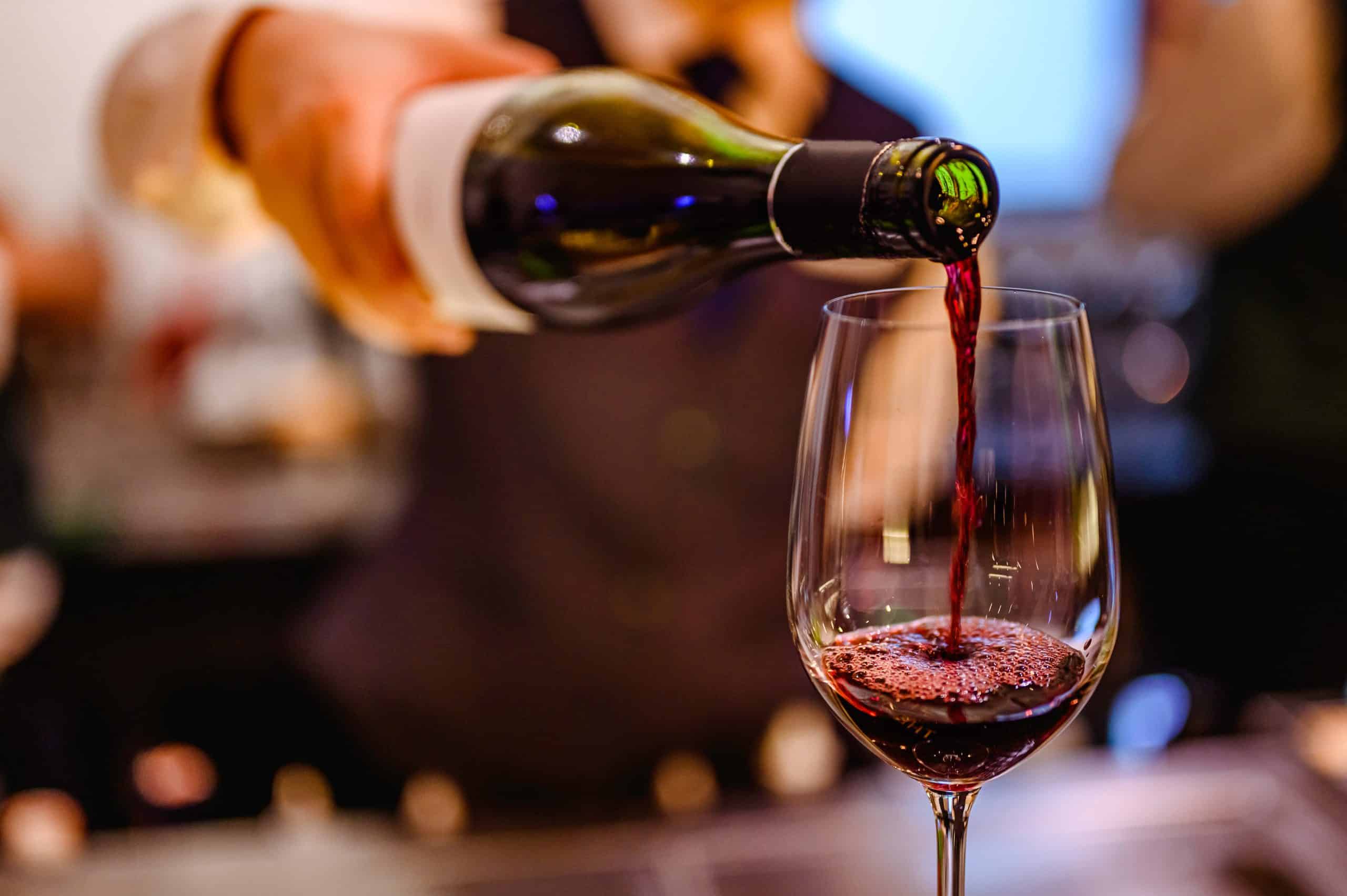 Ein teurer Rotwein wird in das Glas geleert