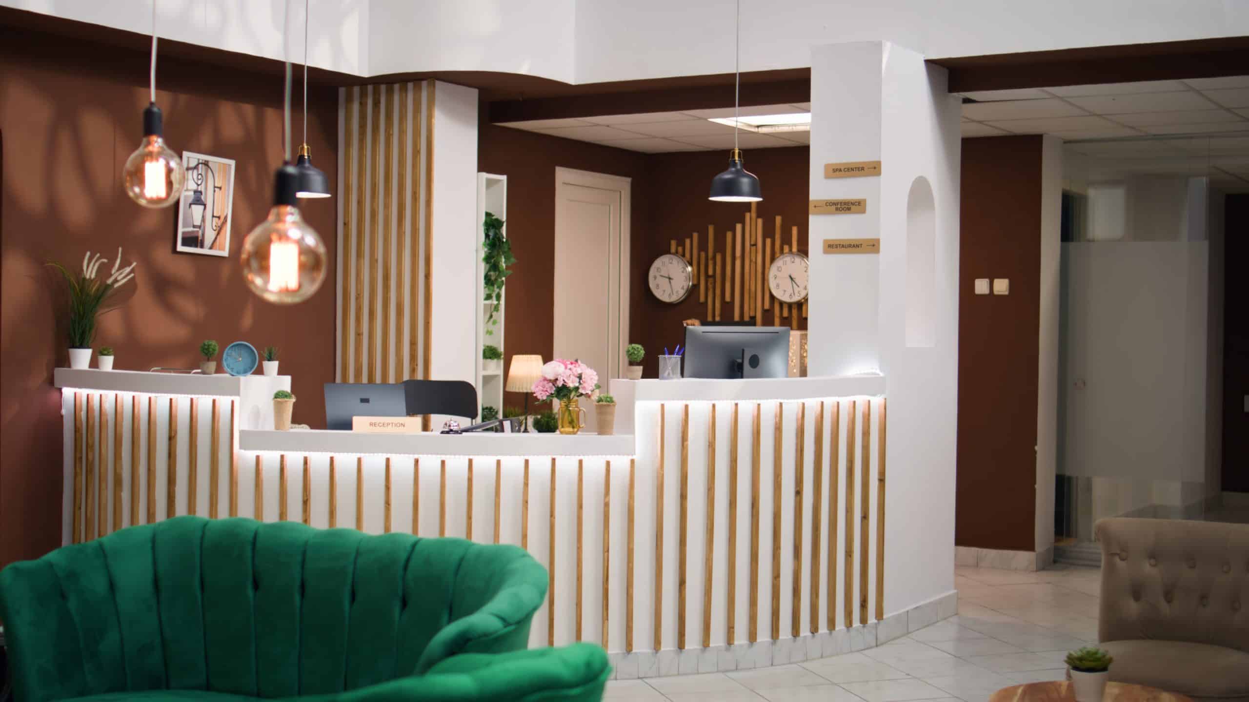Wird bald gähnende Leere hinter der Hotelrezeption Normalität sein? | Foto: Shutterstock