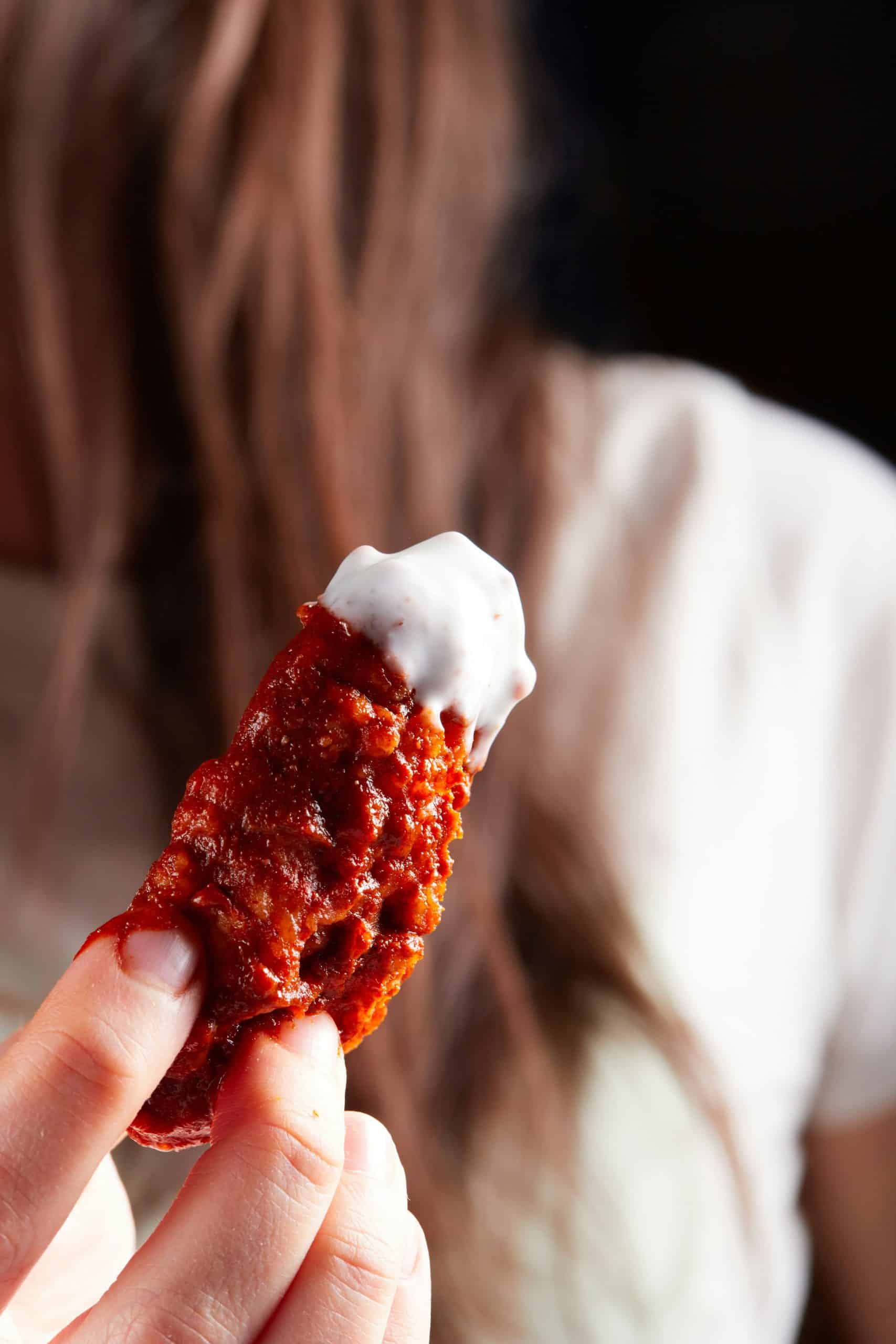 Würde jemals jemand auf die Idee kommen, Chicken Wings, Pommes oder ein Brot mit Besteck zu essen? | Foto: Unsplash