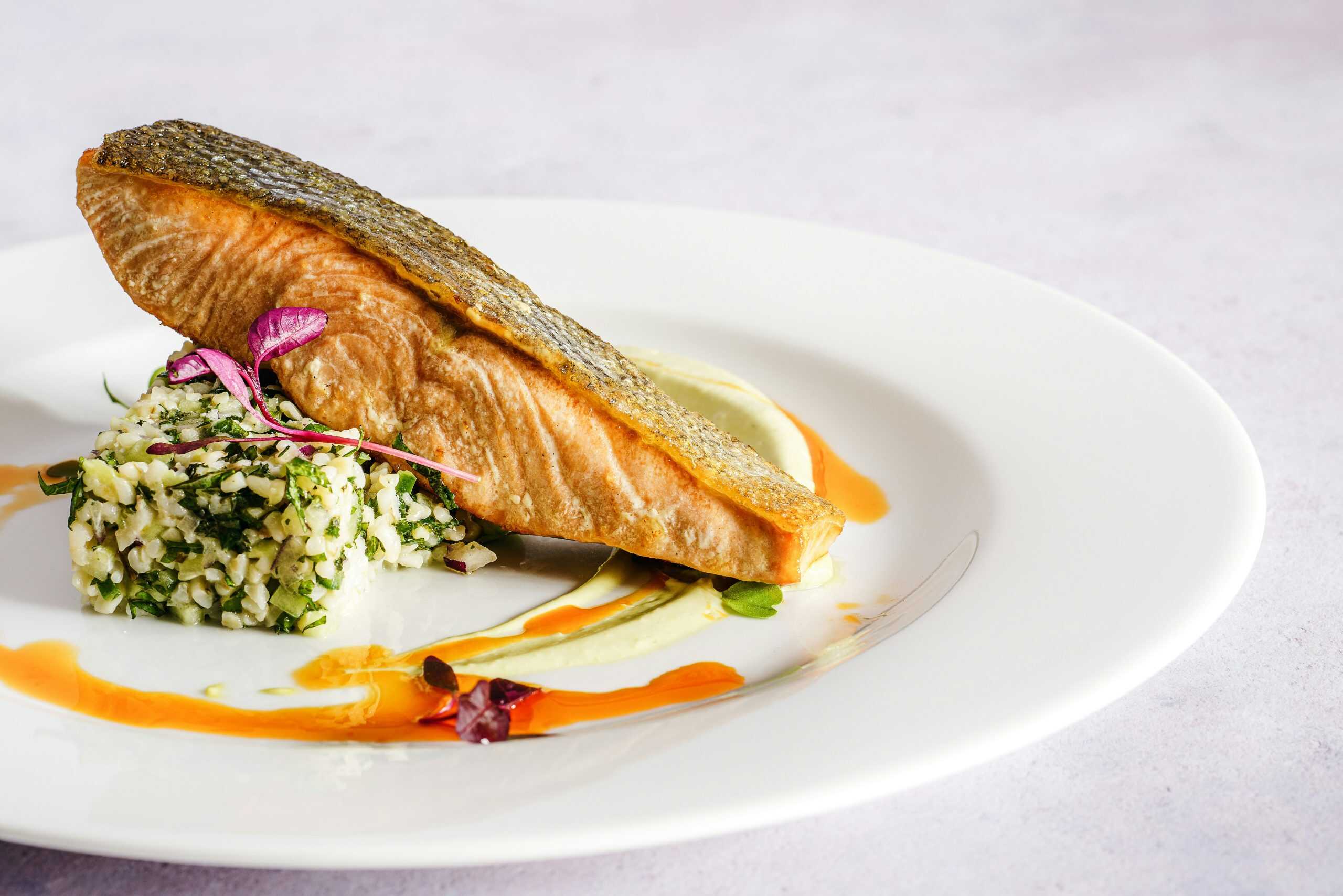 Keiji-Lachs zubereitet auf weißem Teller