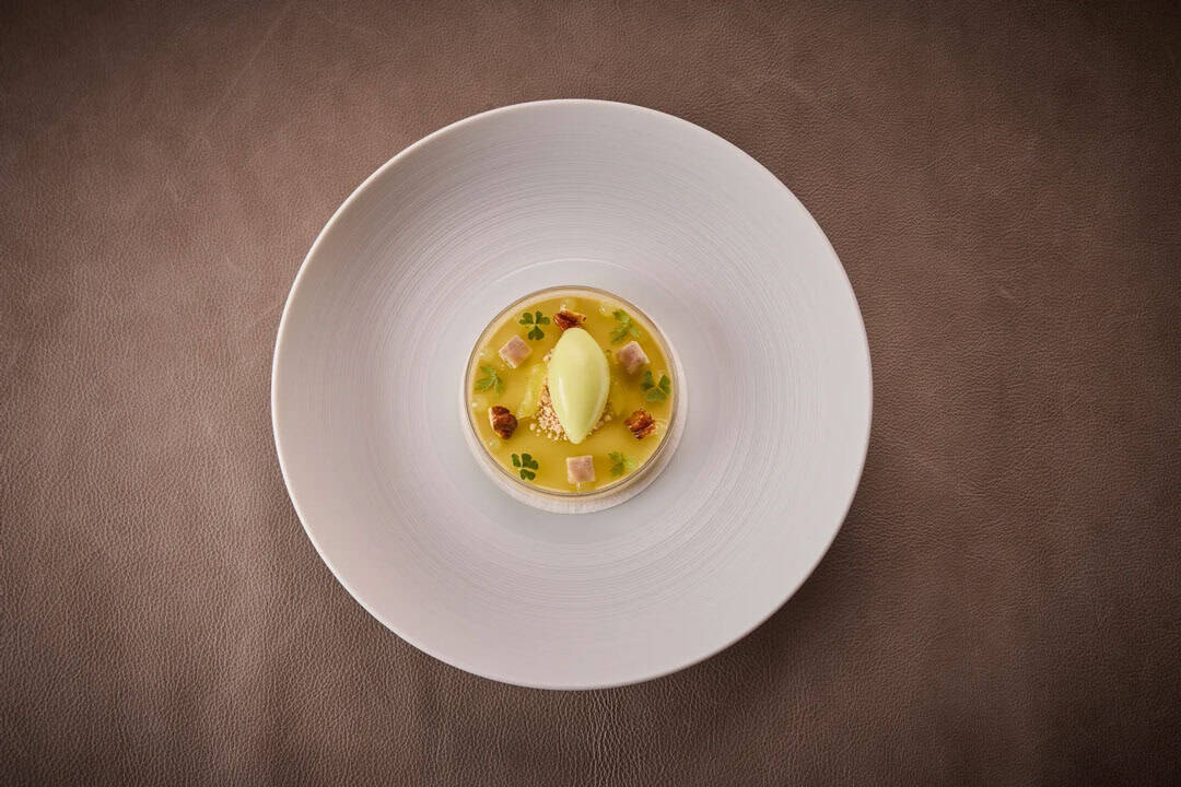 teller-mit-gerichten-foie-gras-granny-smith-apfel-sellerie-aal-walnuss