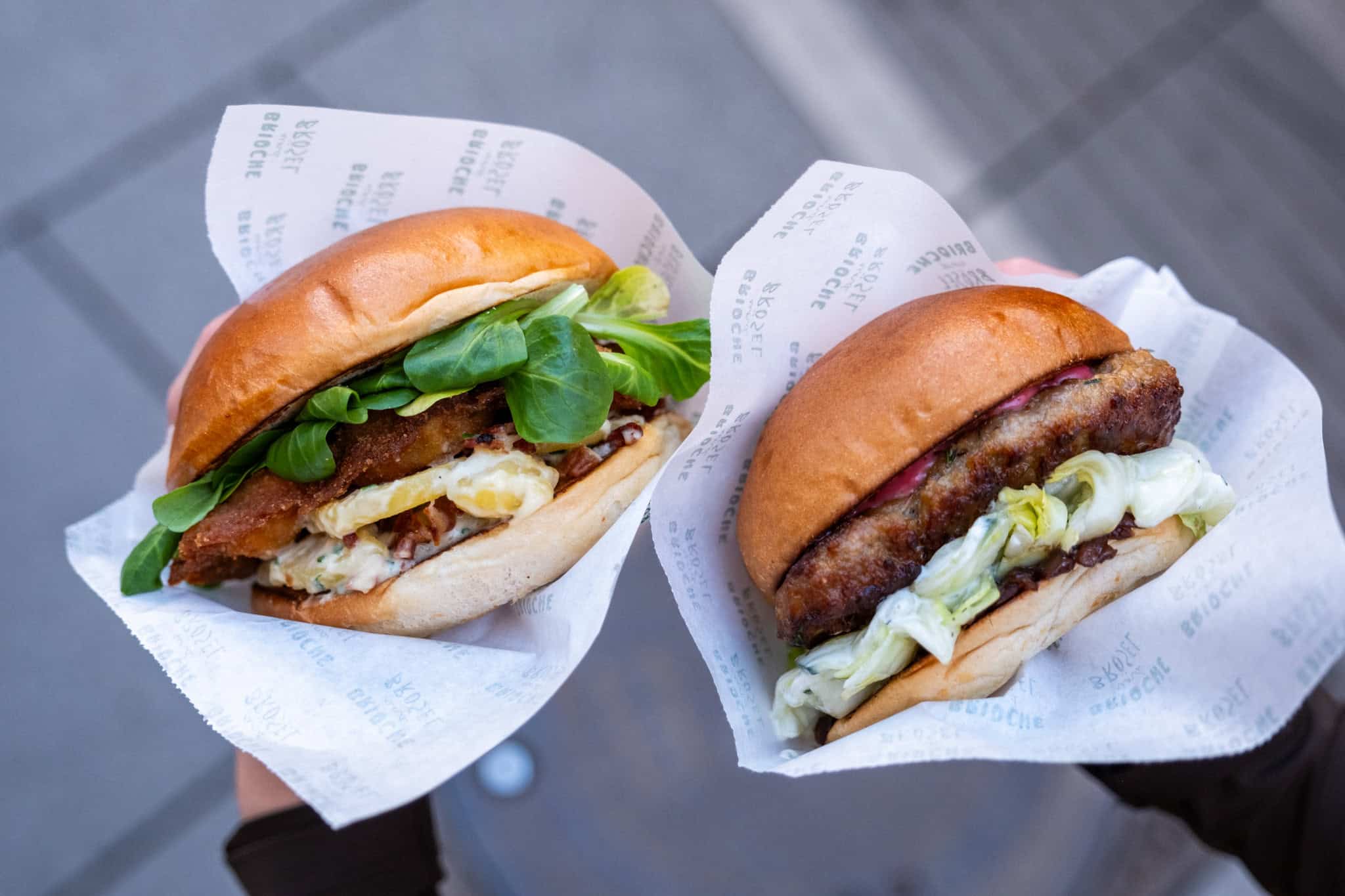 04_BriocheBroesel_Backhendl-Kalbsbutterschnitzelburger_c_Figlmueller-Group