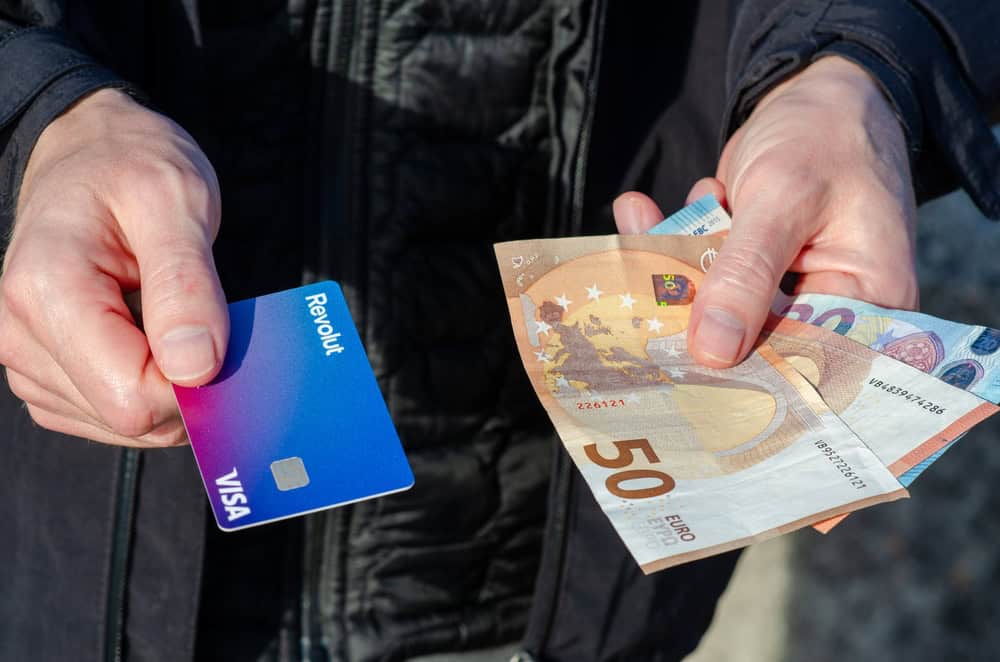 Shutterstock-Bargeld-und-Kartenzahlung