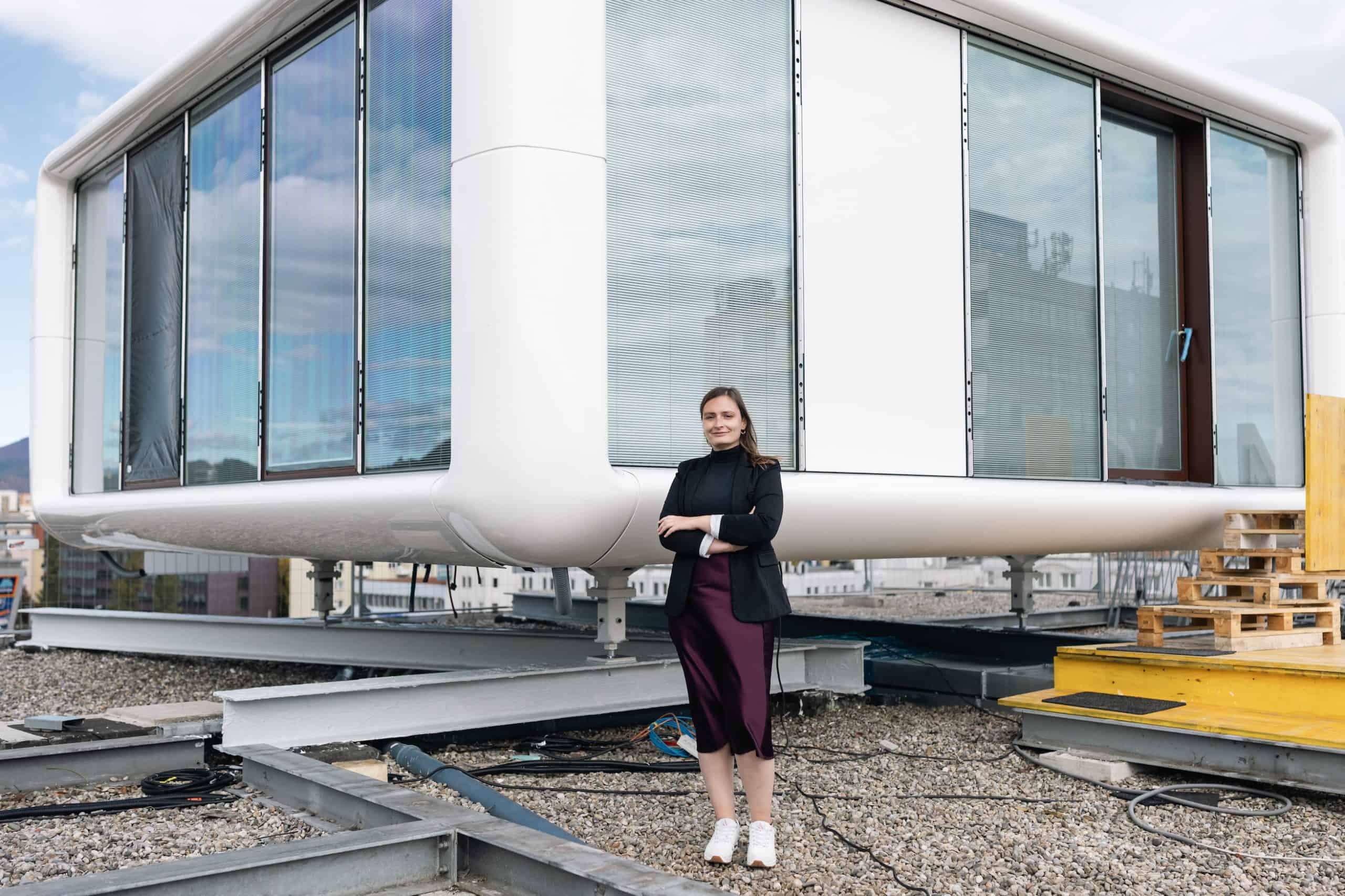 Hoteldirektorin Rebecca Brünner vor dem neuen LoftCube auf dem Dach des Hotel Daniel Graz.