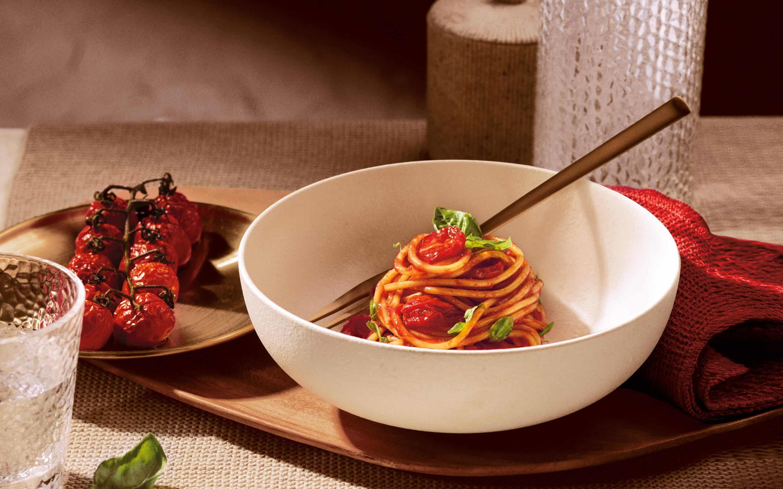 Barilla Al Bronzo Spaghetti mit Tomaten, als Pastagericht angerichtet.