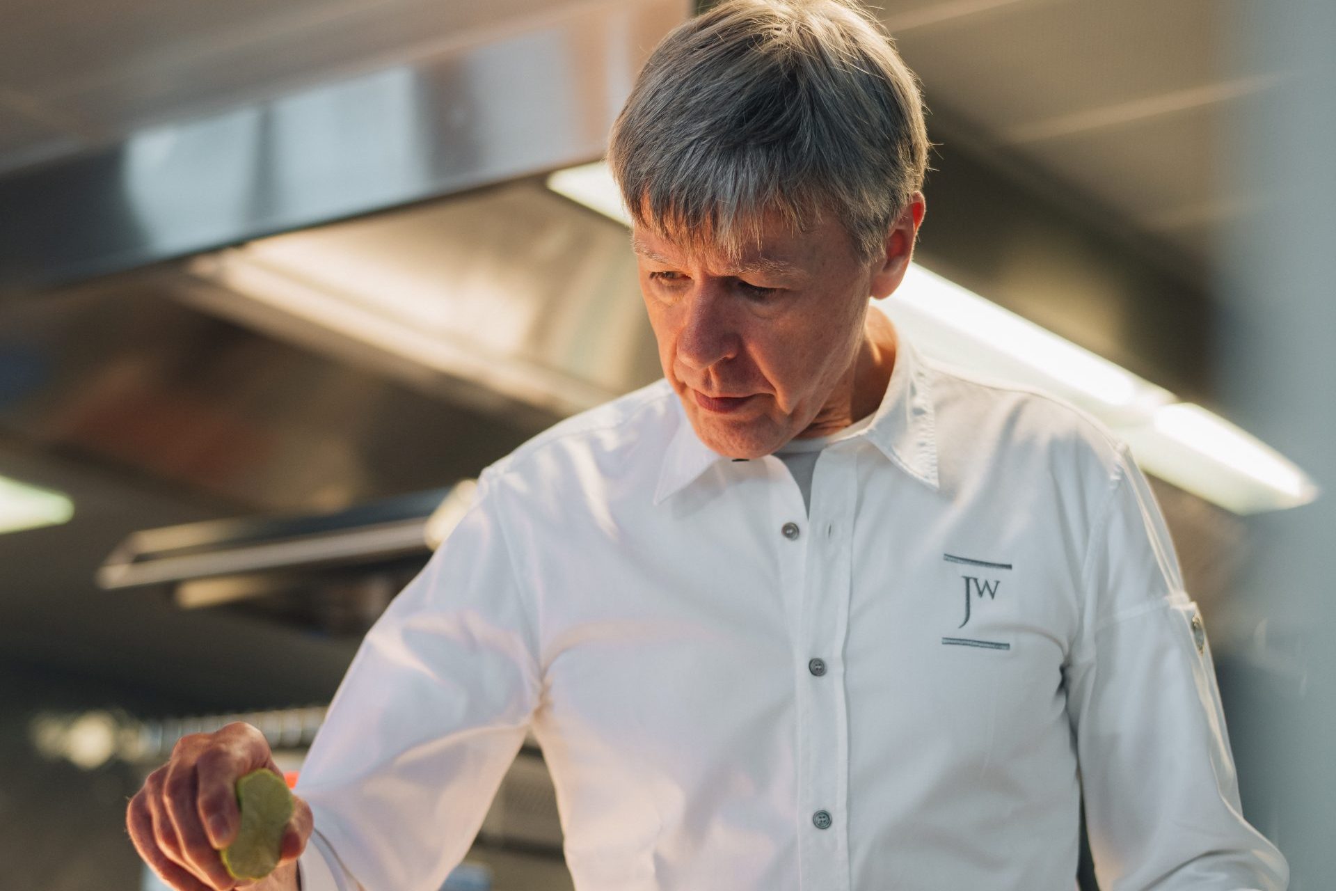Spitzenkoch Joachim Wissler gibt Limettensaft auf ein Gericht am Küchenpass.