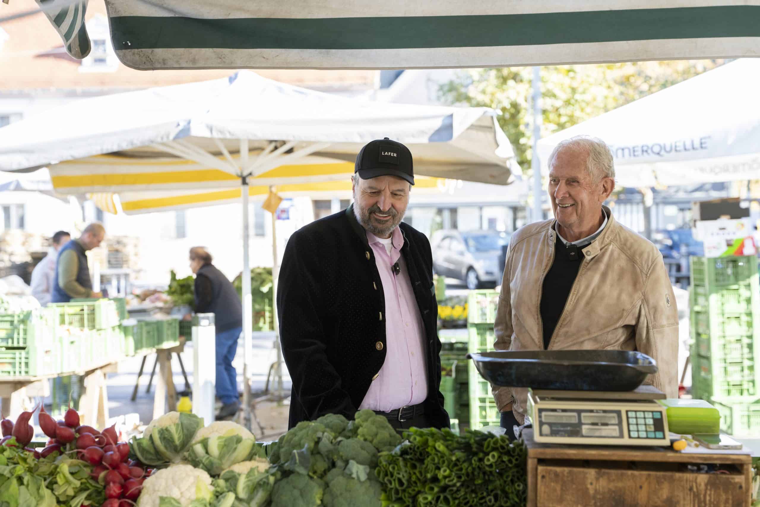 Johann Lafer und Helmut Marko an einem Gemüsestand auf dem Bauernmarkt am Grazer Lendplatz.
