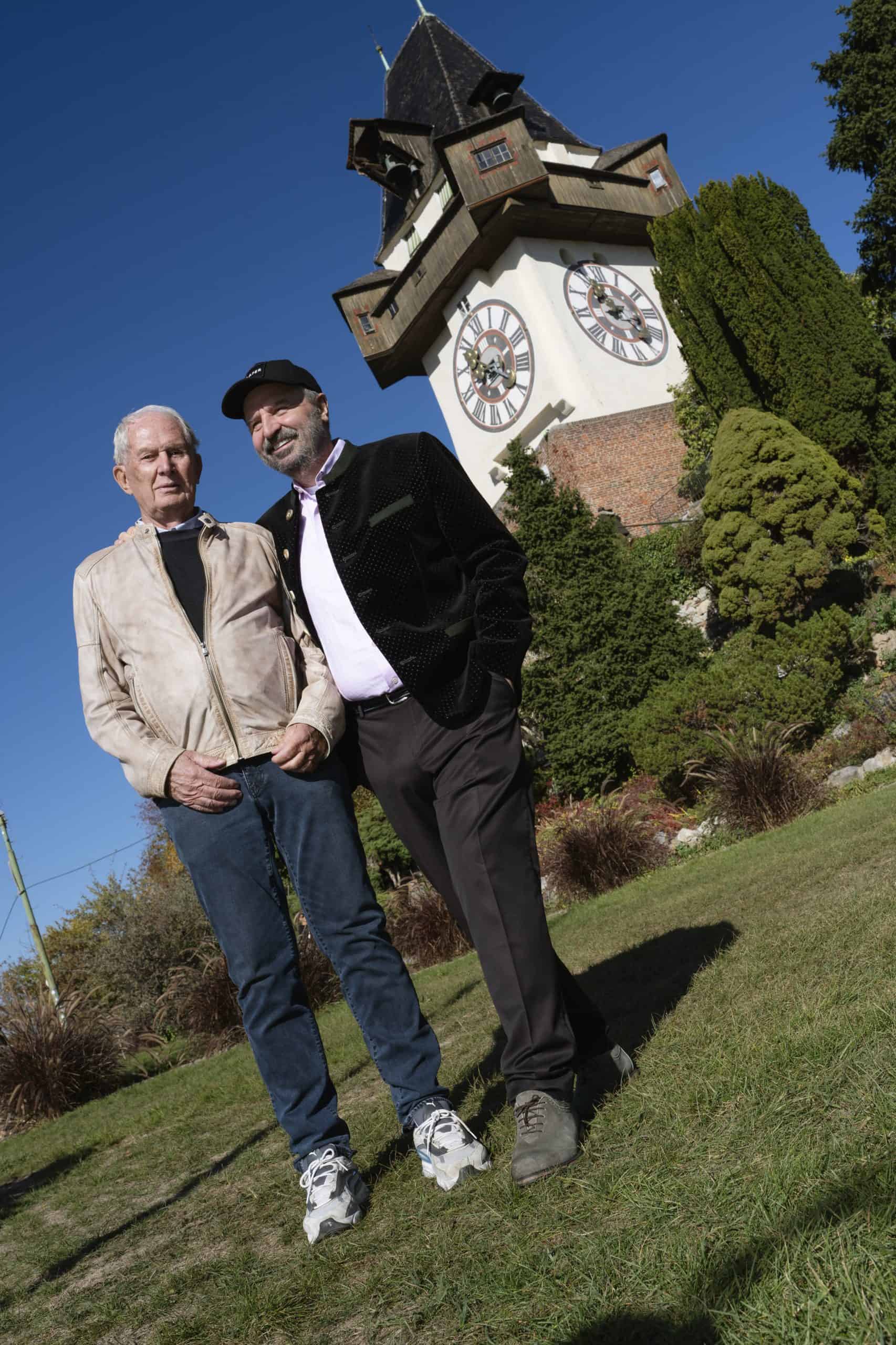 Hotelier Helmut Marko und Spitzenkoch Johann Lafer vor dem Grazer Uhrturm auf dem Schlossberg.