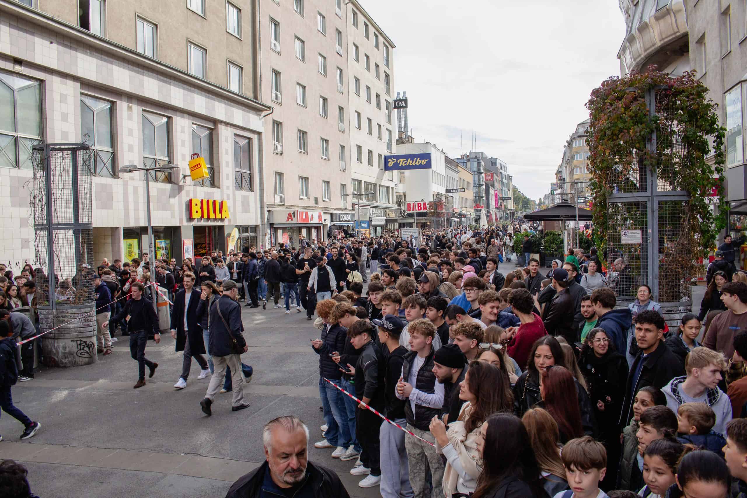 Hunderte Fans warten auf der Wiener Favoritenstraße bei der Eröffnung von Lucianos erstem Loco Chicken in Österreich.