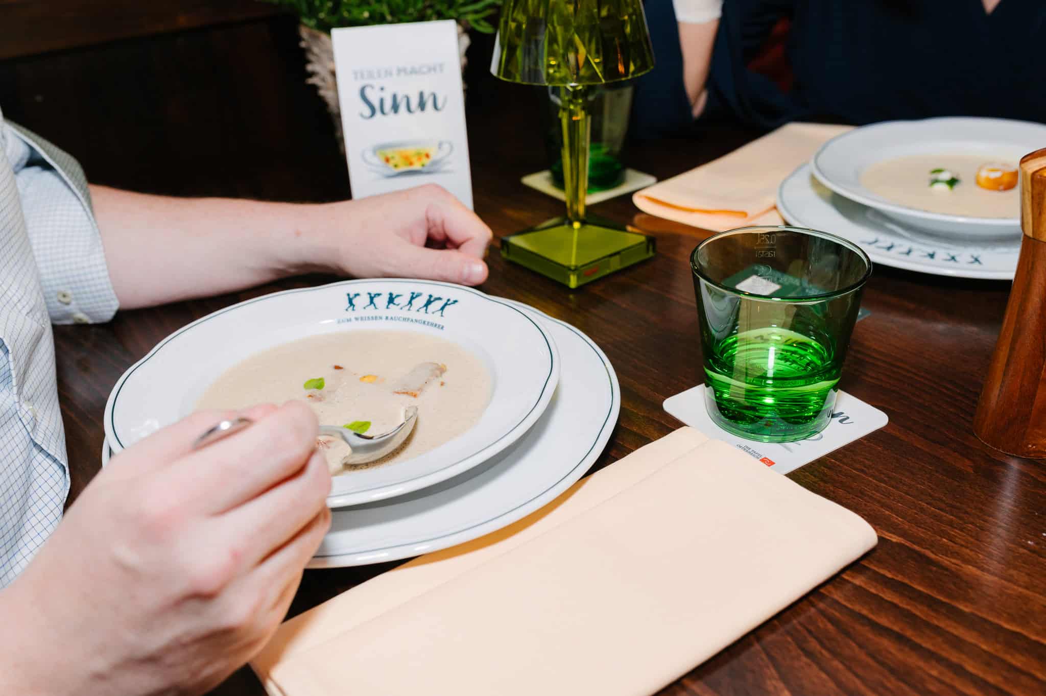 Eine Suppe in einem Teller im Zuge der Initiative "Suppe mit Sinn".