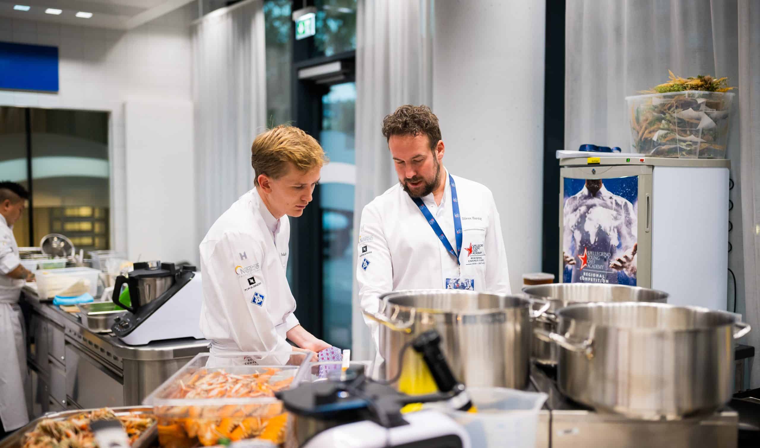 Nicolas Dekimpe mit seinem Mentor Sören Herzig beim Kochen.